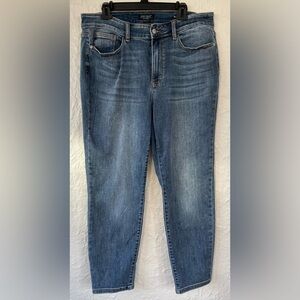 Judy Blue mid-rise dark wash skinny fit jeans with front/back pockets; size 16